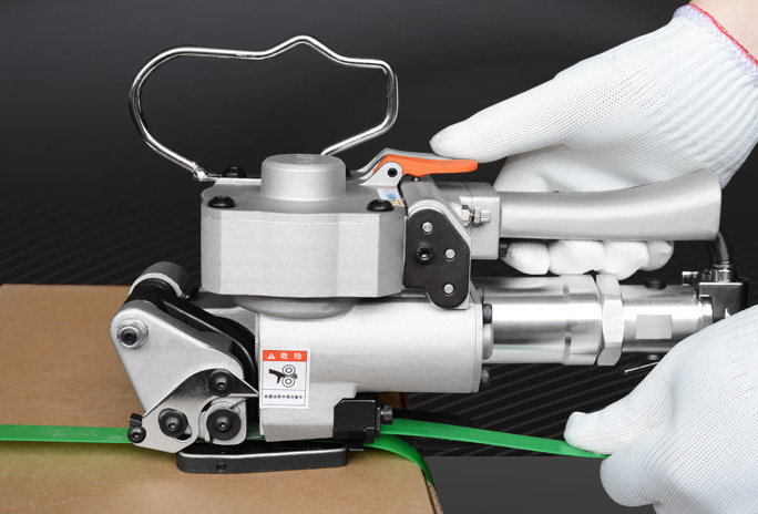 Hand-held pneumatic tensioner